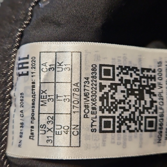 NWOT Guess Relaxed Straight Fit Jeans - Picture 11 of 12